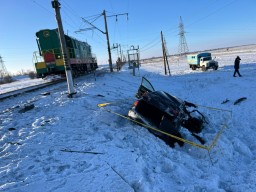 ​Авто столкнулось с электровозом: смертельная авария произошла в Акмолинской области