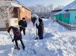 Акмолинские волонтеры очистили двор ветерана труда от снега