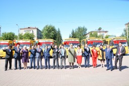 В преддверии 1 сентября аким Акмолинской области вручил ключи от 20 новых школьных автобусов