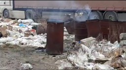 В Кокшетау жители таунхаусов пожаловались на мусор и гарь