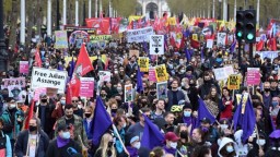 Первомай в мире: марш коронавирусных скептиков, столкновения с полицией и "шествие абсурда"