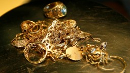 ​Золотые изделия через окно подвала похитили у жительницы Акмолинской области