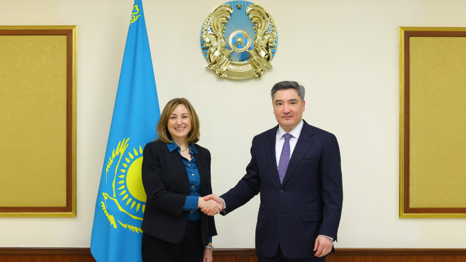 Премьер-министр Олжас Бектенов провел встречу с Послом США в Казахстане Джули Стаффт