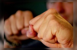 Акмолинец из ревности избил бывшего ухажера своей женщины