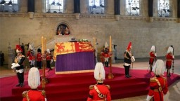 Король Карл III и принцы Уильям и Гарри прошли за гробом Елизаветы II. Траурная процессия в Лондоне