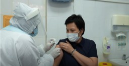 Главный санврач Акмолинской области сделала прививку от гриппа (ВИДЕО)