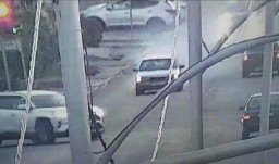 В Кокшетау легковушка протаранила автобусную остановку и магазин
