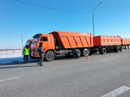 Движение большегрузного транспорта ограничили в Акмолинской области