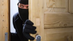 Грабитель в Акмолинской области столкнулся с хозяевами дома во время совершения преступления