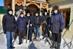 Налоговики помогли очистить снег акмолинским ветеранам