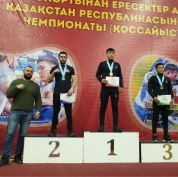 Акмолинец завоевал серебро на чемпионате Казахстана по армрестлингу