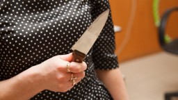 В Акмолинской области женщина после совместной пьянки нанесла ножевое ранение сожителю