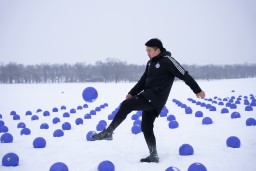 ​В Казахстане высадили поле из 1000 футбольных мячей