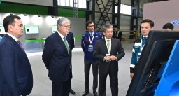 Токаев посетил заводы KamaTyresKZ и Silk Road Electronics в Карагандинской области