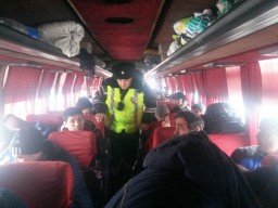 Полицейские оказывают помощь гражданам Таджикистана, автобус которых сломался на трассе