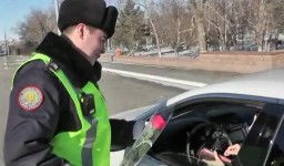 ​В честь Международного женского дня, автолюбительницы получили цветы от сотрудников полиции