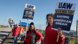 Работники американских автозаводов грозят расширить забастовку