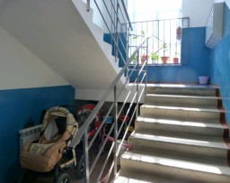 В Кокшетау женщина-бомж украла детскую коляску из подъезда