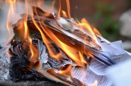 В Акмолинской области мужчина сжег документы односельчанки
