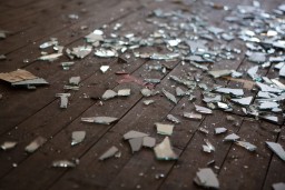 ​Разбил стекло камнем: дерзкий вор попал в объектив камеры в одном из магазинов Кокшетау