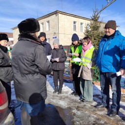 Жителям пригородного поселка в Кокшетау вручили памятки по профилактике наркомании