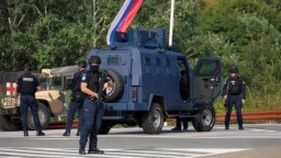 Полиция Косово взяла под контроль монастырь, где скрывались 30 вооруженных людей