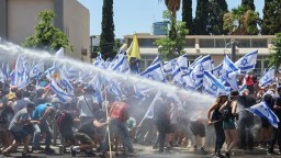 Массовые протесты против судебной реформы в Израиле: людей разгоняли с помощью конной полиции