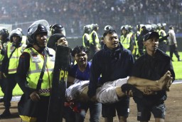 Трагедия на стадионе в Индонезии: выжившие обвиняют полицию, среди погибших 32 ребенка