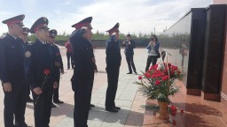 Акмолинские полицейские и ветераны возложили цветы к стене Памяти мемориального комплекса «АЛЖИР»