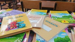 Главный учитель Казахстана прокомментировал сбор учебников в школах раньше срока