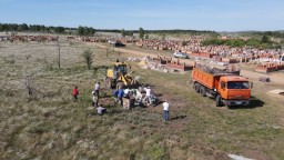 В Кокшетау горожане навели порядок на мусульманском кладбище и прилегающей территории