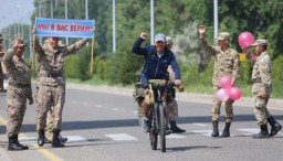 Военнослужащий совершает велопробег в честь 30-летия Вооруженных сил Казахстана