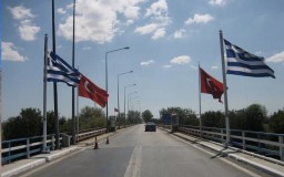 На границе Греции и Турции обнаружены 92 голых мигранта. Стороны обвиняют друг друга