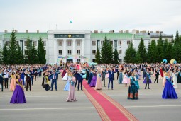 В Кокшетау прошла торжественная церемония Выпускного бала