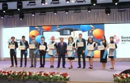 Лучшим выпускникам школ Акмолинской области вручены нагрудные знаки «Алтын белгi»