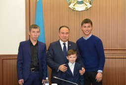Аким Акмолинской области встретился с героями, спасшими тонущего ребенка