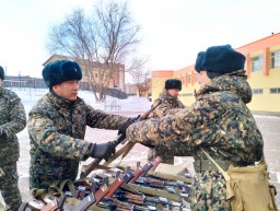 Молодым гвардейцам Кокшетау вручили боевое оружие