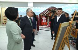 Токаев осмотрел недавно открытый в Кызылорде центр «Анаға тағзым»
