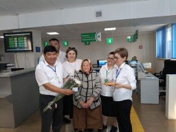 Сотрудники ЦОНа в Аршалынском районе поздравили 100-летнию жительницу, которая пришла за документом