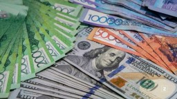 Вклады казахстанцев в иностранной валюте выросли за год сразу на 14%