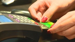 Акмолинка оплатила покупку с чужой банковской карты на сумму более 50 тыс. тенге