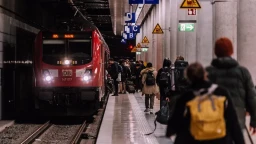 Поезд с пассажирами сошел с рельсов в метро Стамбула Поезд с пассажирами сошел с рельсов в метро Стамбула