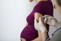 Вакцинация против COVID-19 оказалась безопасной для беременных