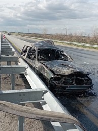 Акмолинские полицейские расследуют дело о сгоревшем автомобиле на трассе