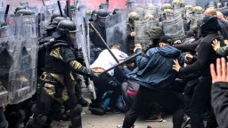 Столкновения в сербском анклаве Косова: демонстранты рисовали на машинах миротворцев НАТО букву Z