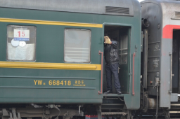 Спрыгнувшего с поезда мужчину, подозреваемого в грабеже,  задержали акмолинские полицейские